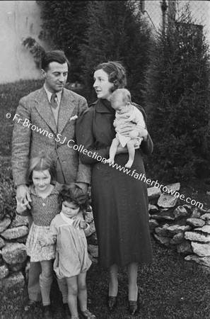 NORMAN WHITE WITH MRS HELEN & MARGARET & GRANIA IN BASKET